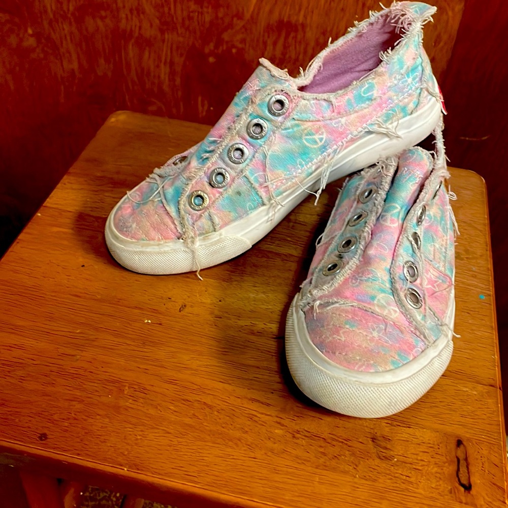 Size 1 girl’s sneakers
